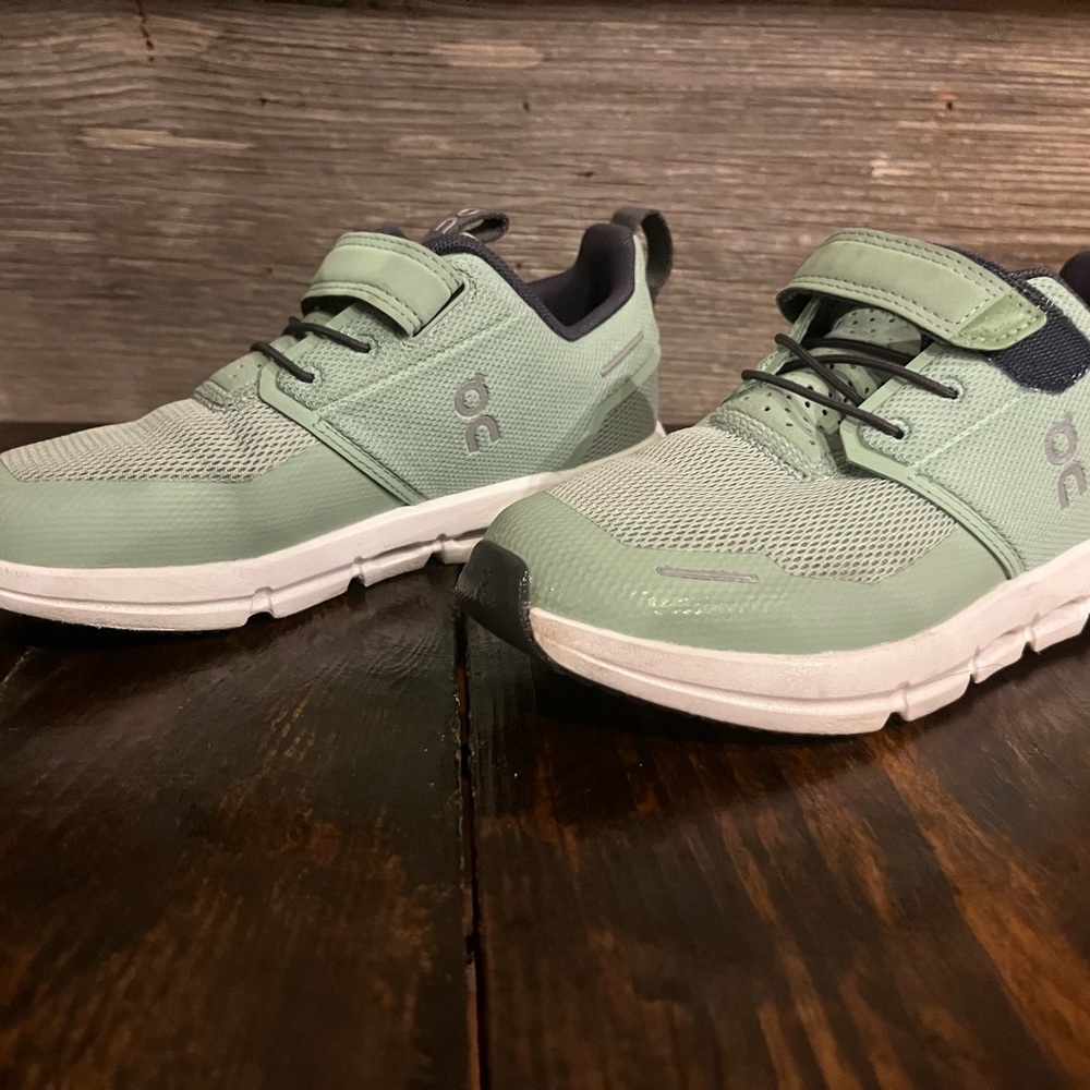On Cloud Play Lifestyle kids shoe size 1.5 Sage/White